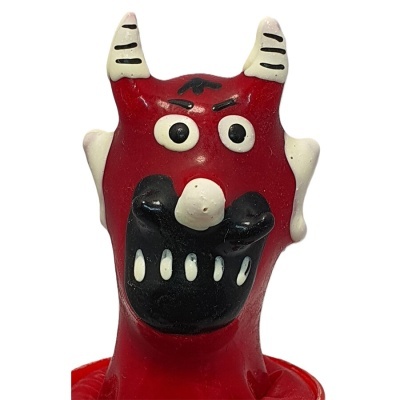 Boneco de diabo vermelho com chifres e olhos expressivos