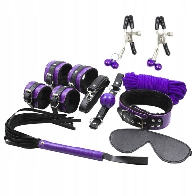 Conjunto de acessórios BDSM em roxo e preto em fundo branco
