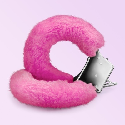 Fecho metálico prateado com material rosa felpudo.