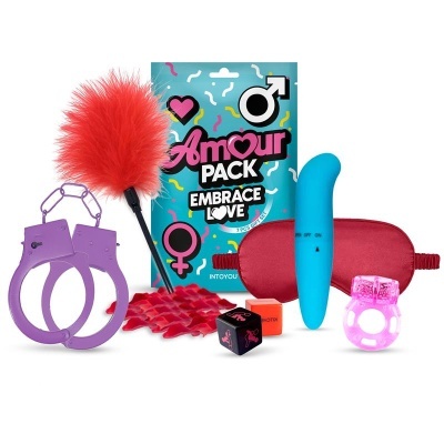 Pack de produtos amor com algemas roxas, pena vermelha, dados, venda vermelha, vibrador azul e anel rosa translúcido