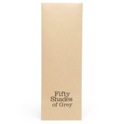embalagem de papelão bege com texto Fifty Shades of Grey