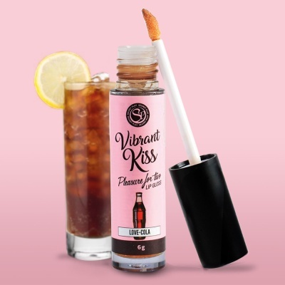 Frasco de gloss labial Vibrant Kiss com aplicador ao lado de copo com cola e limão