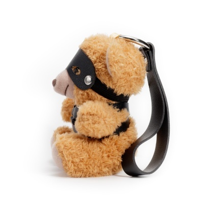 Urso de peluche castanho claro com máscara e arnês pretos