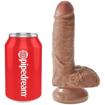 Lata vermelha com texto pipedream ao lado de dildo castanho realista em silicone