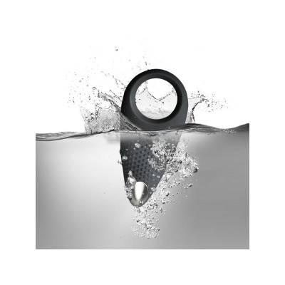 Objeto negro oval com um círculo no topo submerso em água com respingos