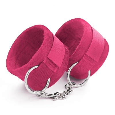 Algemas de pelúcia rosa com argolas metálicas prateadas