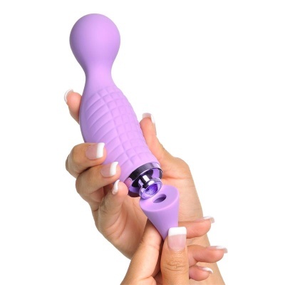 Vibrador lilás com textura quadriculada segurado por mãos femininas com unhas francesas