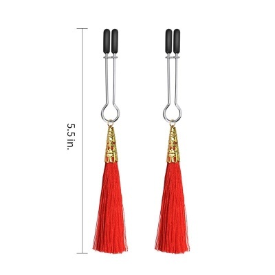 Duas presilhas metálicas com tassel vermelho e capa dourada sobre fundo branco