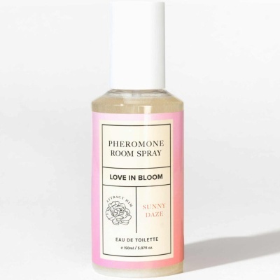 Frasco de spray de ambiente pheromone com etiqueta rosa e branca
