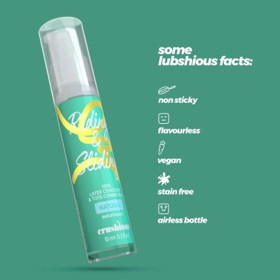 Frasco com rótulo verde e amarelo para produto compatível com preservativos e brinquedos, texto em branco.