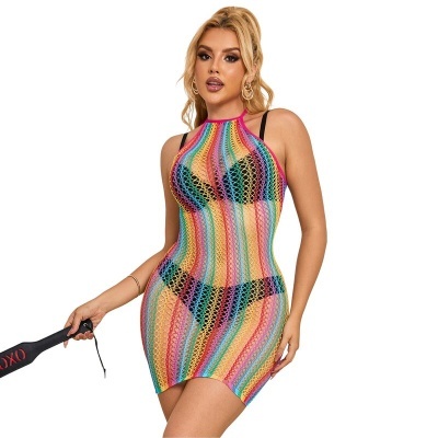 Vestido curto de rede colorida listrada usado sobre lingerie preta