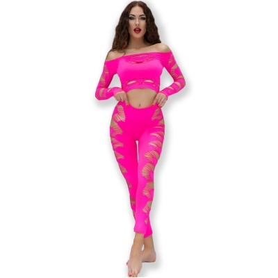 Conjunto rosa neon de top e calças com cortes em padrão e pele visível