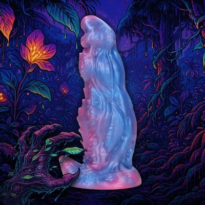 Escultura translúcida azul e rosa com textura irregular num fundo artístico de floresta colorida