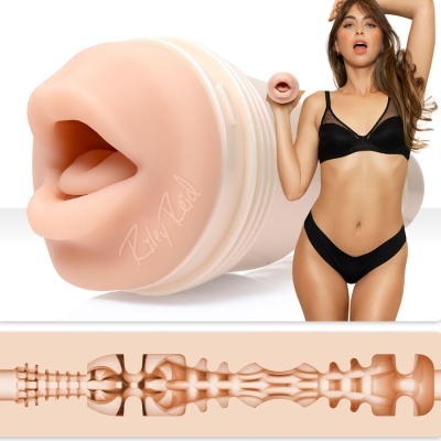 Masturbador masculino em silicone bege com textura interior e abertura em forma de boca com assinatura, com modelo feminina a segurá-lo.