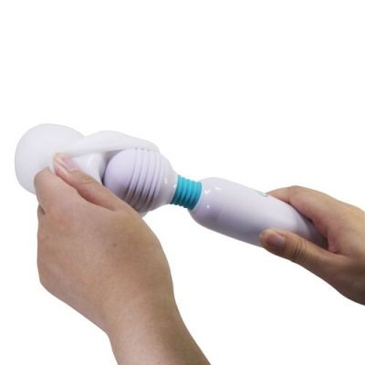 massageador elétrico branco com objeto de silicone branco
