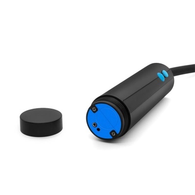 Microfone preto com detalhes azuis e tampa preta separada