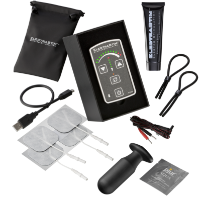 Kit de electroestimulação ELECTRASTIM com unidade de controlo preta, cabo USB, pads, tubo de gel condutor, elásticos, dispositivo anatómico e lubrificante.