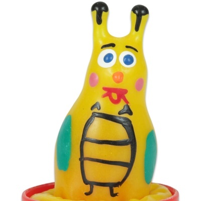 Brinquedo de borracha amarelo em forma de personagem colorido