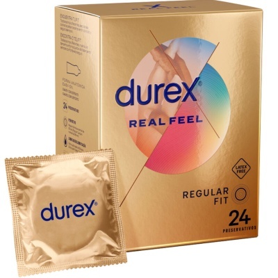 Embalagem dourada de preservativos Durex Real Feel com preservativo individual ao lado