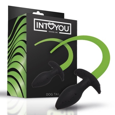Plug preto com cauda verde e embalagem preta com texto INTOYOU