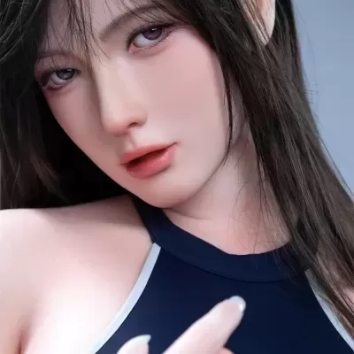 Boneca realista com cabelo castanho escuro e roupa azul escuro com texto Irontech Doll
