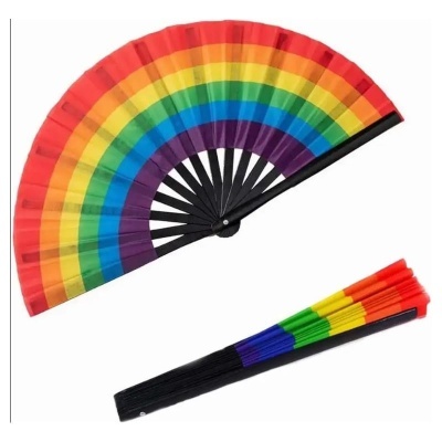 Leque dobrável colorido com padrão de arco-íris