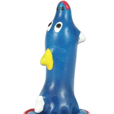 Brinquedo azul em forma de ave com olhos e bico coloridos