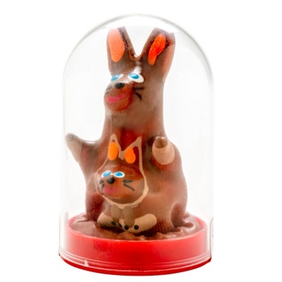 Figuras de coelho e gato em chocolate numa embalagem plástica transparente com base vermelha