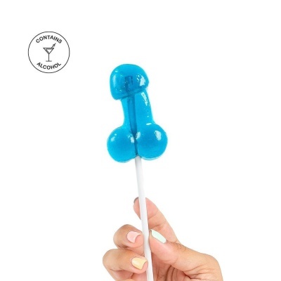 Pirueta azul fálica com selo contém álcool e mão com unhas coloridas