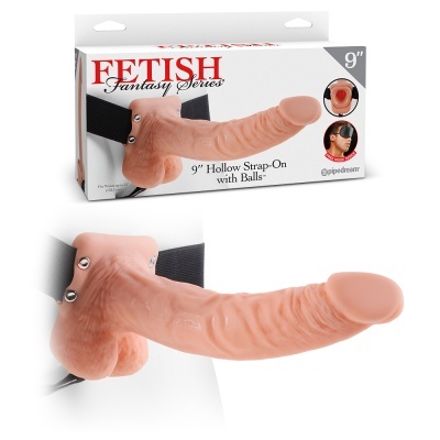 Arnês strap-on com textura realista cor de pele e embalagem com texto FETISH Fantasy Series