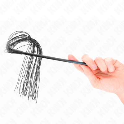 Chicote preto pequeno com várias tiras finas