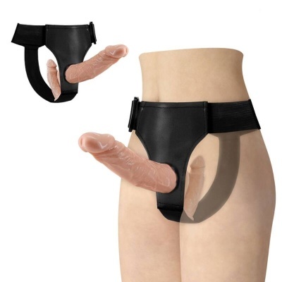 Cinta preta com dildo realista em cor pele exibida em dois ângulos