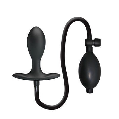 Plug preto com bomba de ar preta em fundo branco