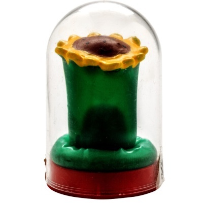 Boneca miniatura girassol sob cúpula transparente