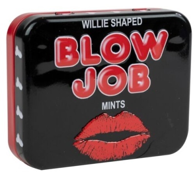 Lata preta e vermelha com texto BLOW JOB e lábios vermelhos
