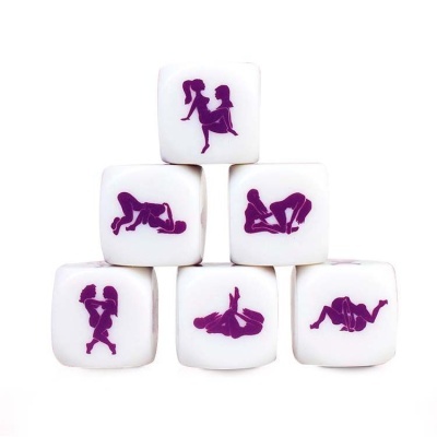 Seis dados brancos com figuras sexuais roxas empilhados em fundo branco