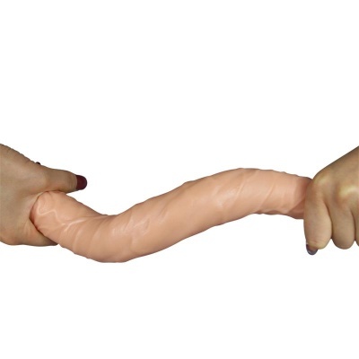Objeto alongado flexível cor de pele sendo esticado entre duas mãos