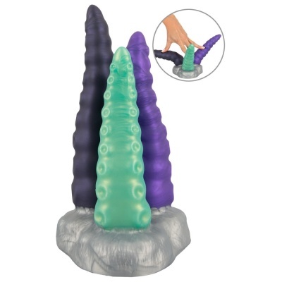 Três tentáculos de silicone em verde, roxo e lilás com base prateada em fundo branco