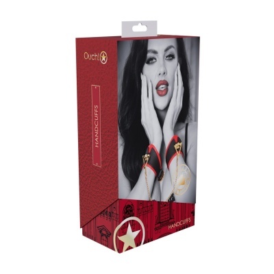 Embalagem vermelha de algemas com imagem de mulher com lábios vermelhos e algemas pretas e vermelhas.
