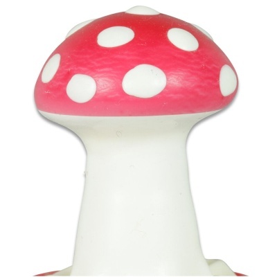 Figura de cogumelo vermelho com pontos brancos