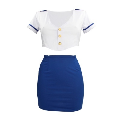 Conjunto de roupa feminino branco e azul com botões dourados