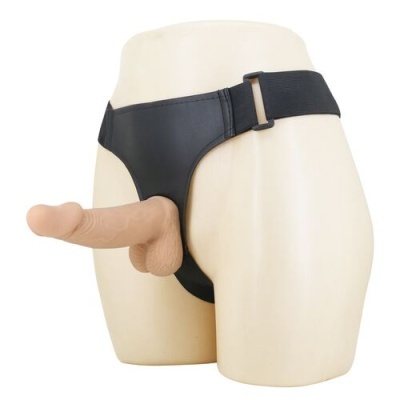 Cinta preta com dildo realista em manequim claro.