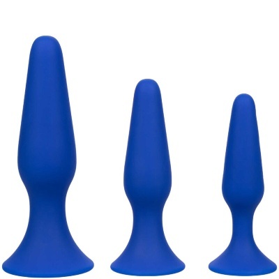 Três plugues anais azuis de silicone em tamanhos diferentes