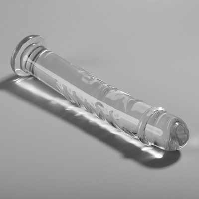 Objeto cilíndrico transparente de vidro com textura ondulada interna