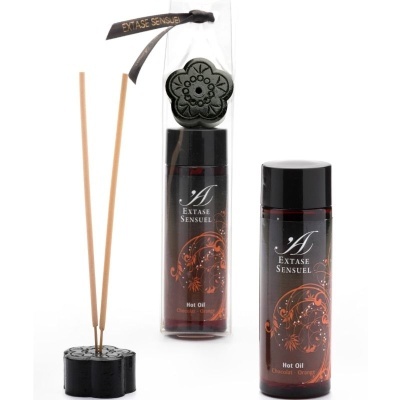 Óleo quente Extase Sensuel chocolate e laranja com base e sachê preto decorativos em forma de flor.