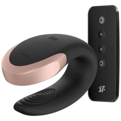 Dispositivo eletrônico preto e rosa com controle remoto preto.