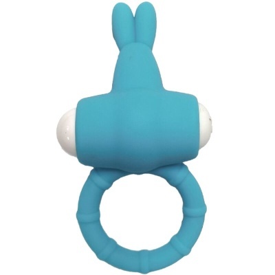 Anel azul de silicone com figura superior tipo coelho e detalhes brancos nas laterais.