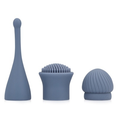 Três acessórios azuis de silicone com várias texturas e formas