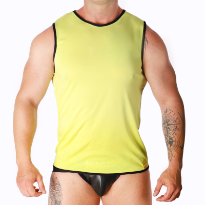 Homem com camisola amarela sem mangas e cueca preta com tatuagens nos braços