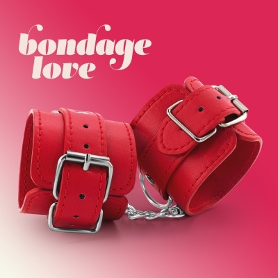 Algemas vermelhas de couro com correntes e texto bondage love